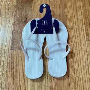 Gap flip flops size 9. Light tan / nude